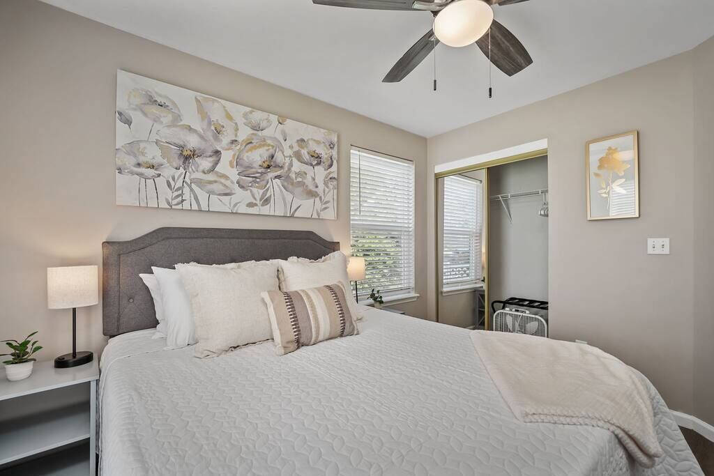 Blair's House in St. Charles Sleeps 10 + Game Room