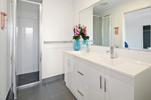 Dusche, Haartrockner, Handtücher