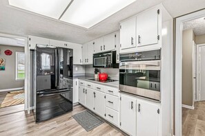 Kylskåp, mikrovågsugn, ugn och spishäll