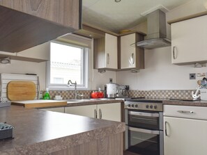 Geschirrspüler, Hochstuhl, Kochgeschirr/Geschirr/Besteck