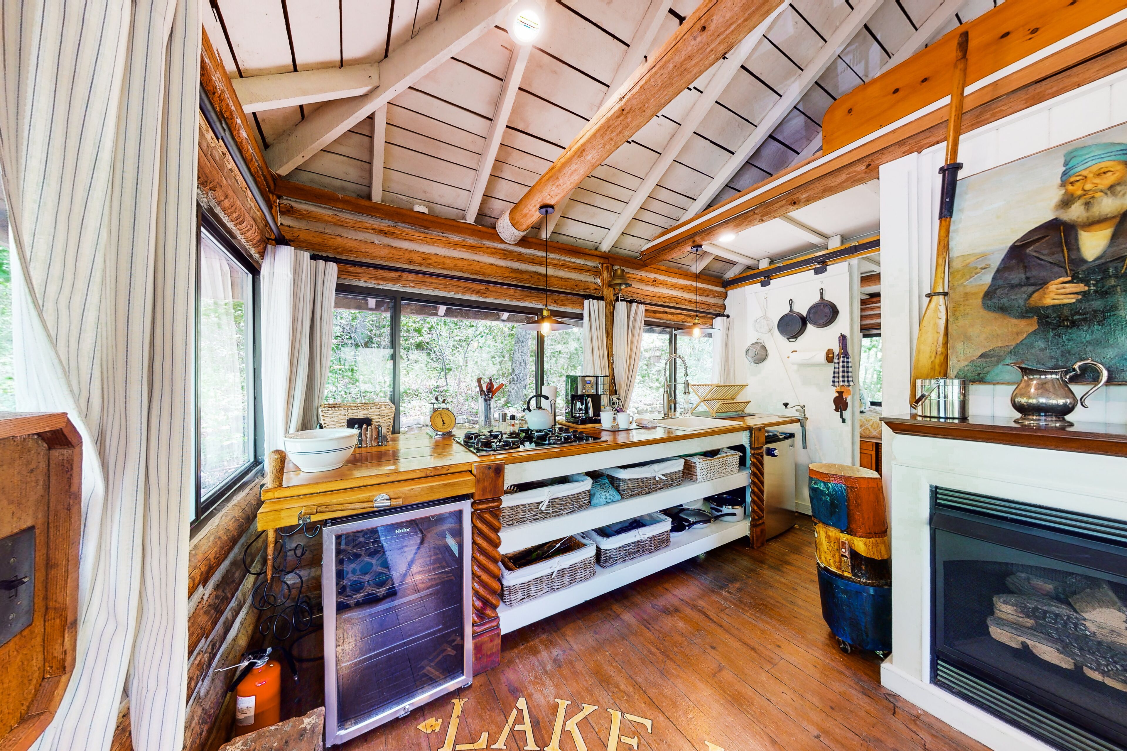 Delightful lakefront log cabin with wraparound deck, fireplace, & kitchenette
