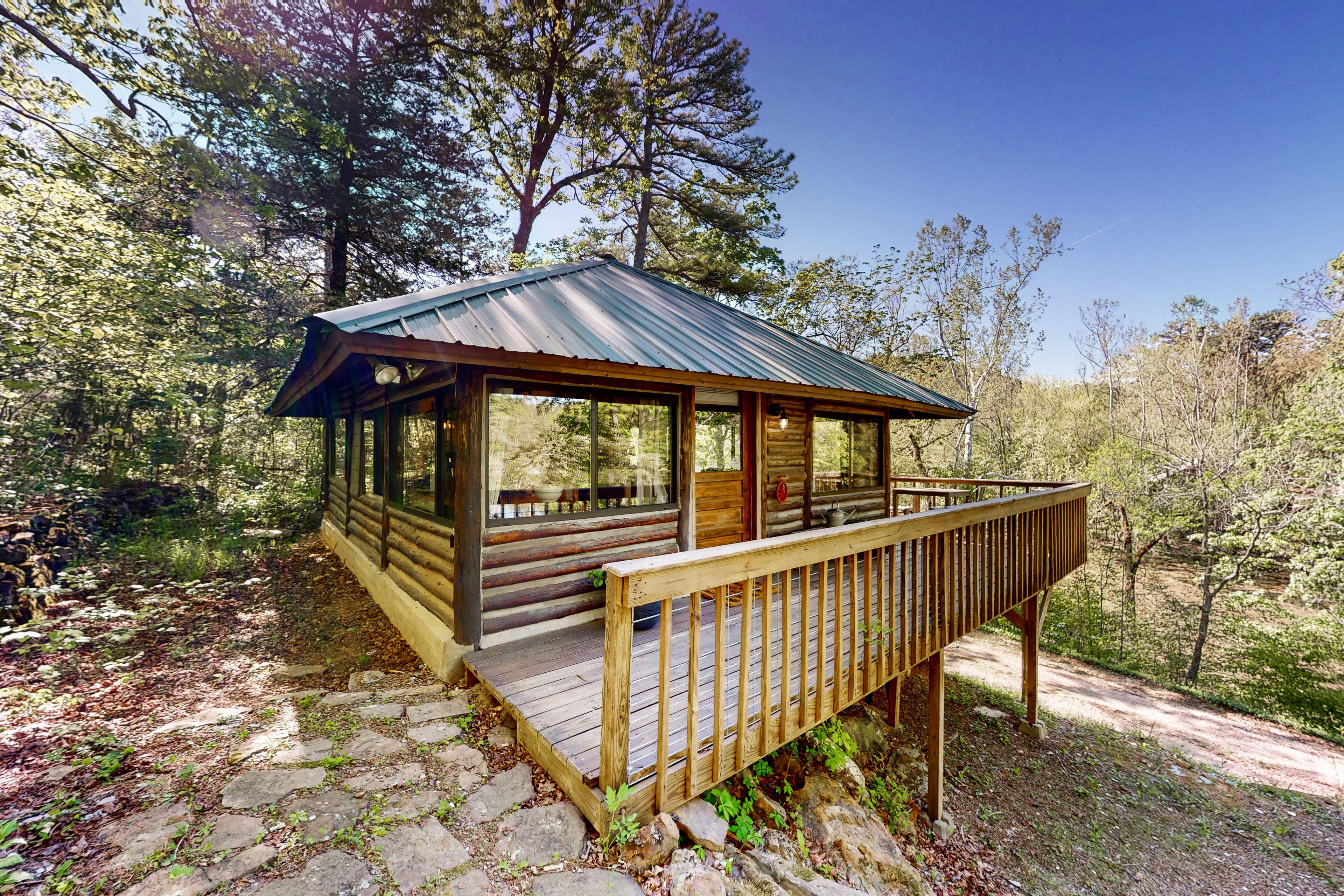 Delightful lakefront log cabin with wraparound deck, fireplace, & kitchenette