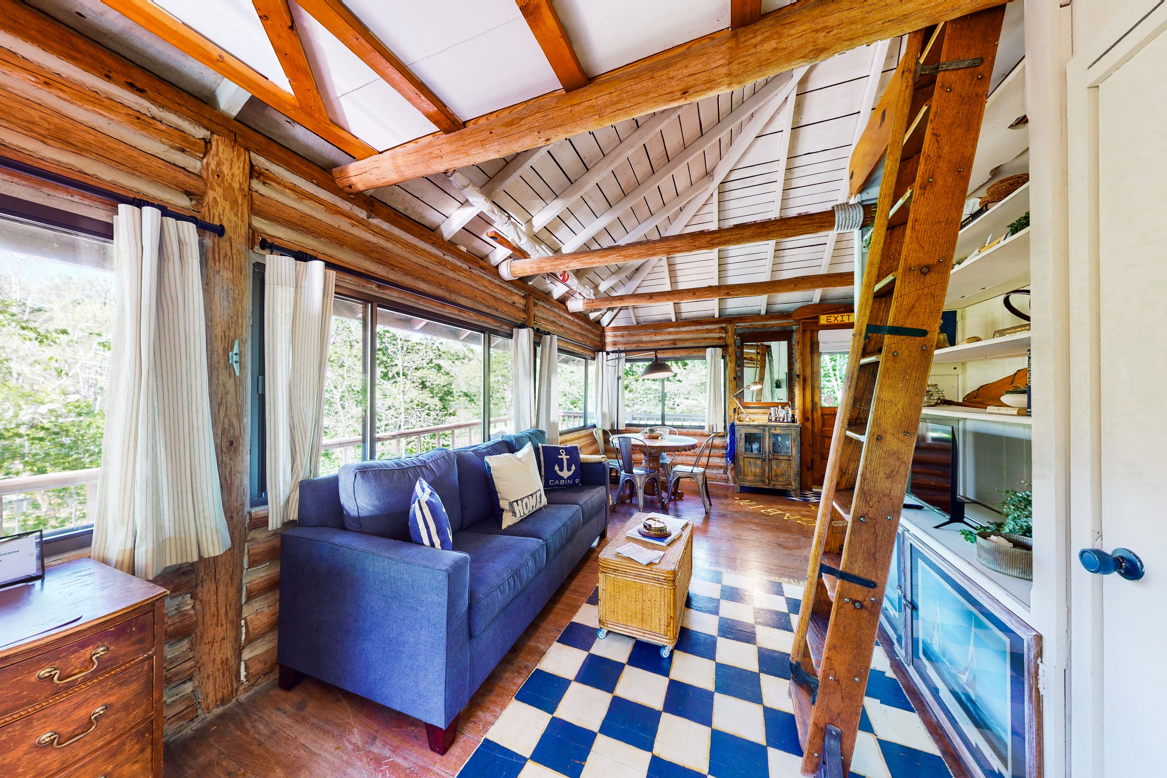 Delightful lakefront log cabin with wraparound deck, fireplace, & kitchenette