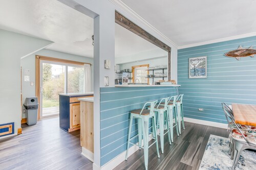 Dog-friendly home 5 blocks from the beach , game room & firepit