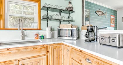 Dog-friendly home 5 blocks from the beach , game room & firepit