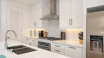 Frigorífico, microondas, horno y placa de cocina