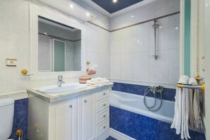 Hiustenkuivaaja, pyyhkeet, saippua, sampoo