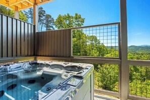 Outdoor spa tub - Heated Indoor Pool | Mtn Views | Hot Tub & Theater (Sevierville)