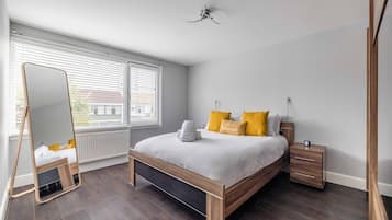 3 bedrooms, iron/ironing board, WiFi, bed sheets
