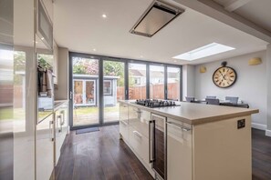 ثلاجة، ميكروويف، فرن، موقد طهي مسطح