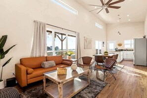 TV - The Ledge · The Ledge: Stunning View 7 Min to Lake w/Firepit (Canyon Lake)