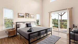 3 habitaciones, tabla de planchar con plancha, internet y ropa de cama