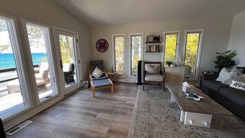 Smart-TV, Kamin, DVD-Player, Bücher