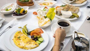 In-room dining - Almasa apartments (Salmiya)