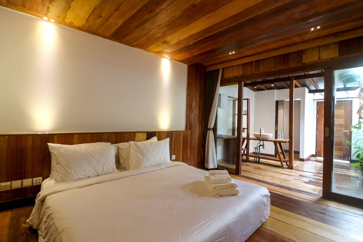 Premium bedding, memory-foam beds, minibar, free WiFi