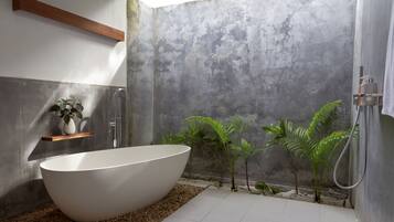 Badewanne und Dusche (separat), Haartrockner, Bademäntel, Hausschuhe