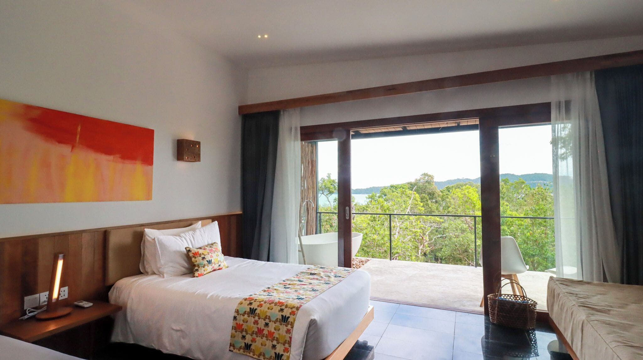 Hillside Deluxe Twin | 高級寢具、記憶棉床墊、迷你吧、獨特設計