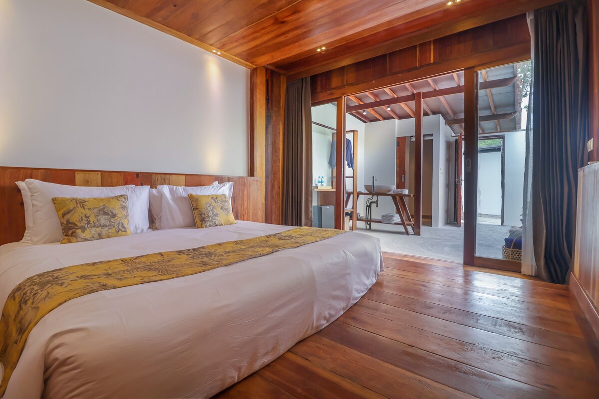 Premium bedding, memory-foam beds, minibar, free WiFi