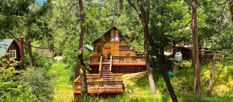 Dog-friendly quaint cabin with two-story deck, fireplace, W/D, & yoga studio
