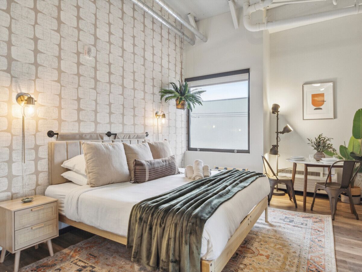 Bliss Studio with Parking, Gym, Game Rm, Golf Simulator, Pet Friendly