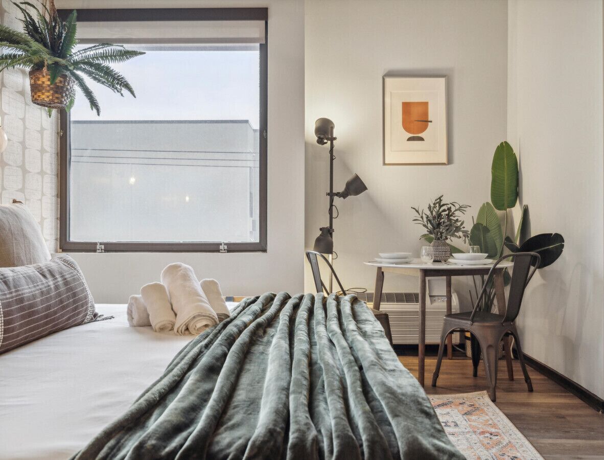 Bliss Studio with Parking, Gym, Game Rm, Golf Simulator, Pet Friendly