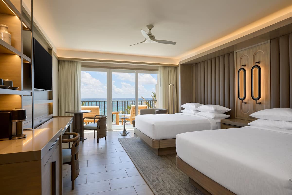 Deluxe kamer, 2 queensize bedden, niet-roken, balkon (Oceanfront) | Luxe beddengoed, een minibar, een kluis op de kamer, een bureau