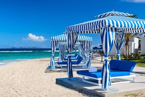 On the beach, sun loungers, beach umbrellas, beach towels - JW Marriott St. Maarten Beach Resort & Spa (Oyster Pond)
