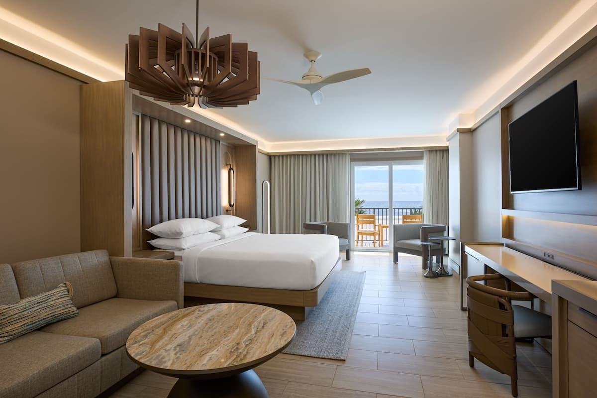 Luxe beddengoed, een minibar, een kluis op de kamer, een bureau