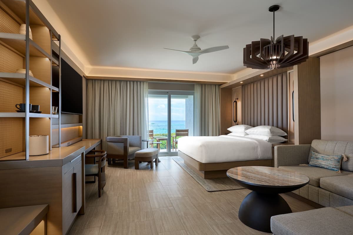 Deluxe kamer, 1 kingsize bed met slaapbank, niet-roken, uitzicht op oceaan (Balcony) | Luxe beddengoed, een minibar, een kluis op de kamer, een bureau