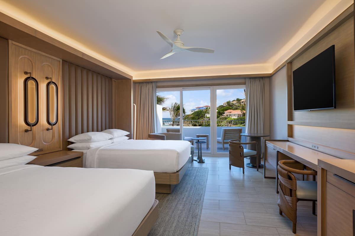 Luxe beddengoed, een minibar, een kluis op de kamer, een bureau