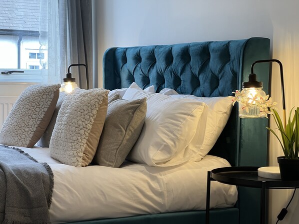 1 bedroom, desk, travel cot, WiFi - Luxurious & Modern Flat, Close To London And Shops (London)