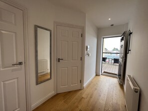 Interior - Luxurious & Modern Flat, Close To London And Shops (London)
