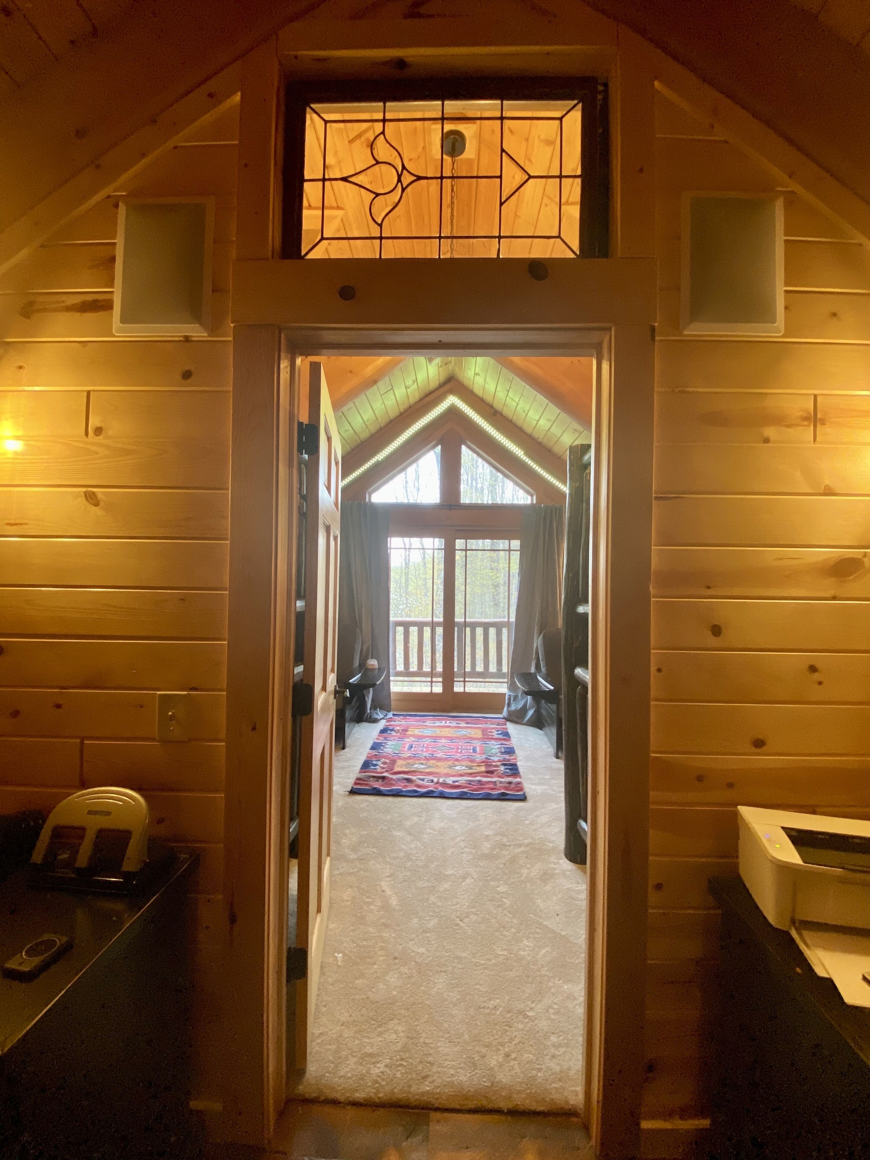 Luxury Fireside Lodge with Treetop Bunkhouse, pet friendly! No fees!