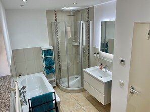Handtücher, Seife, Toilettenpapier