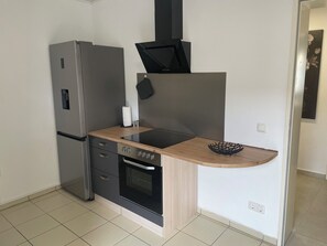 Kühlschrank, Mikrowelle, Herdplatte, Geschirrspüler