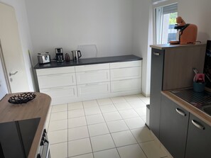 Kühlschrank, Mikrowelle, Herdplatte, Geschirrspüler