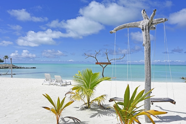 Yksityinen ranta lähistöllä, valkoista hiekkaa