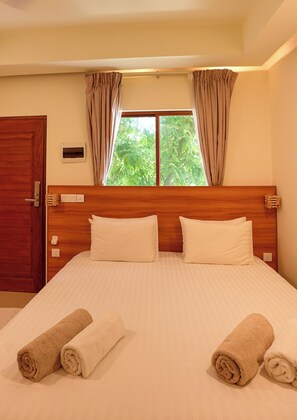 Habitación básica con 1 cama matrimonial o 2 individuales | Caja de seguridad en la habitación y escritorio 