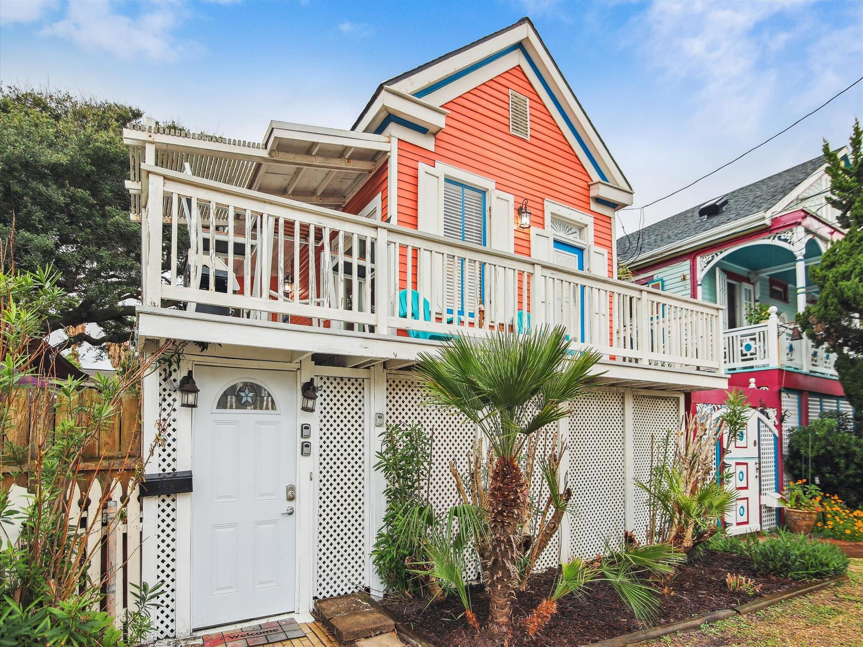 Seawall Hacienda | Charming Home, Walk to Beach!
