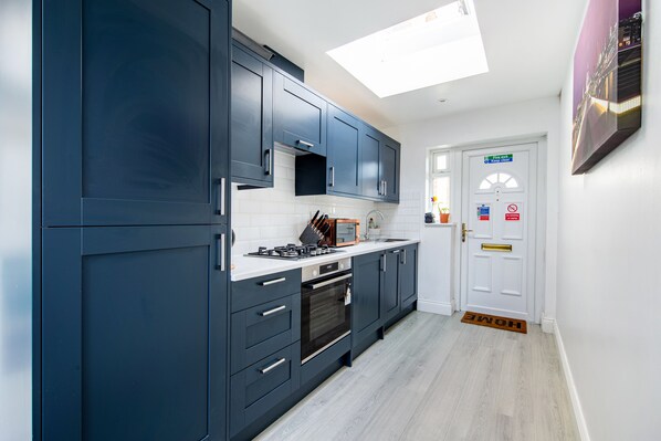 Kjøleskap, mikrobølgeovn, ovn og oppvaskmaskin