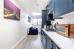 Kjøleskap, mikrobølgeovn, ovn og oppvaskmaskin