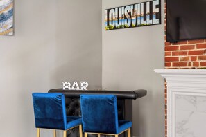 Interior - Walk to Top Restaurants, Shops, Nightlife + PacMan & King Bed- Highlands (Louisville)