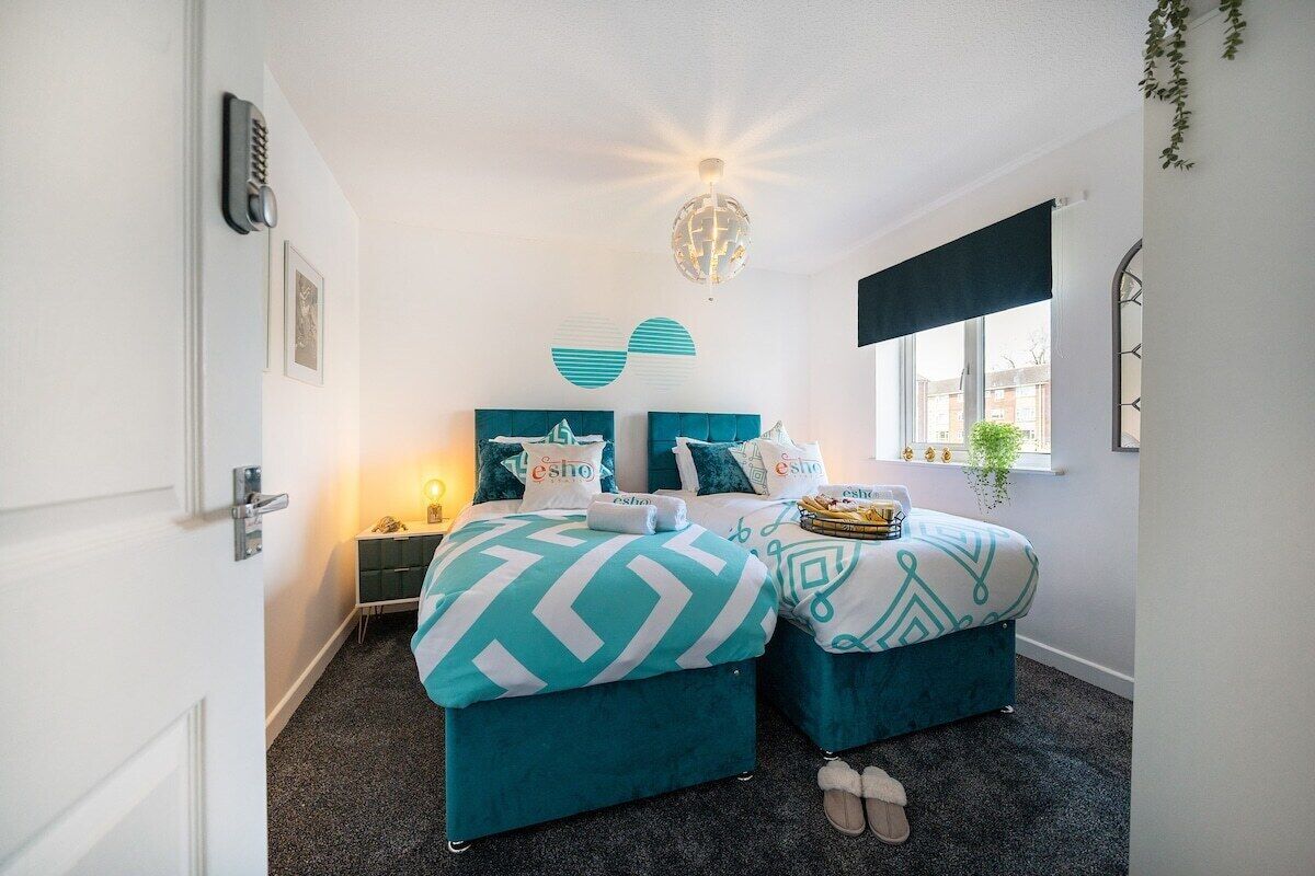 Spacious 3 bed house w/ garden, parking, WiFi, TV