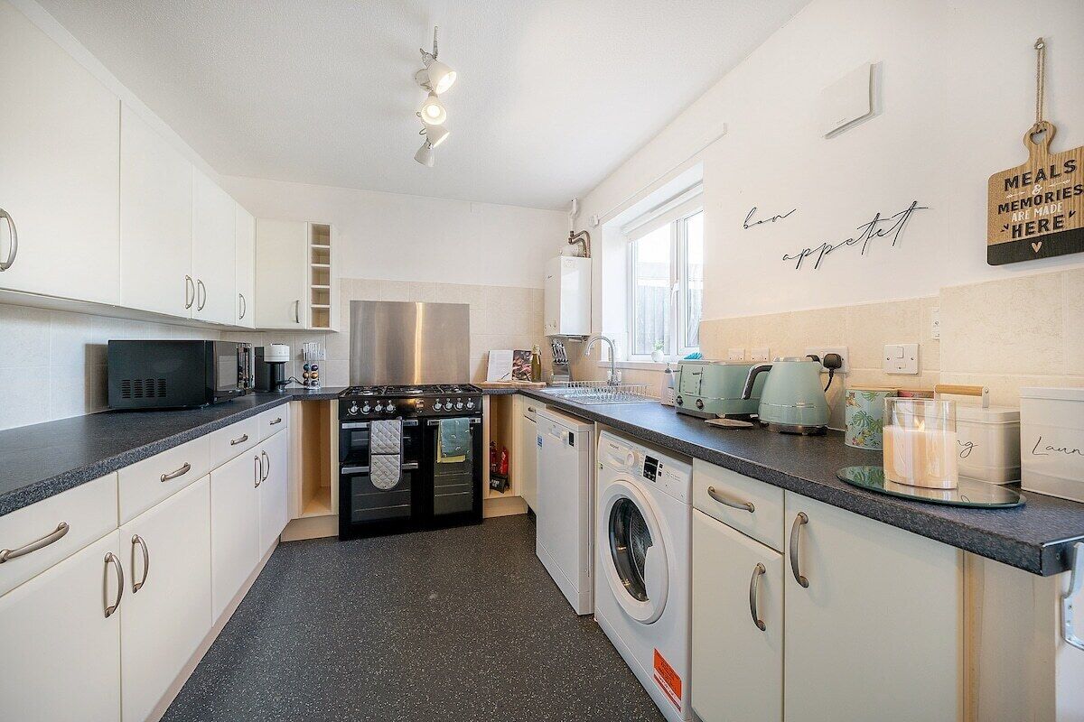 Spacious 3 bed house w/ garden, parking, WiFi, TV