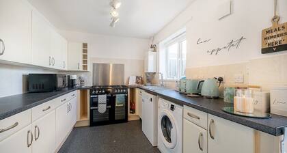 Spacious 3 bed house w/ garden, parking, WiFi, TV