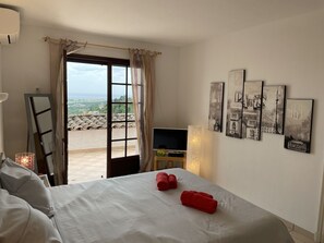 3 bedrooms, iron/ironing board, WiFi