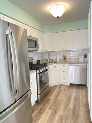 Frigorifero, microonde, forno, piano cottura