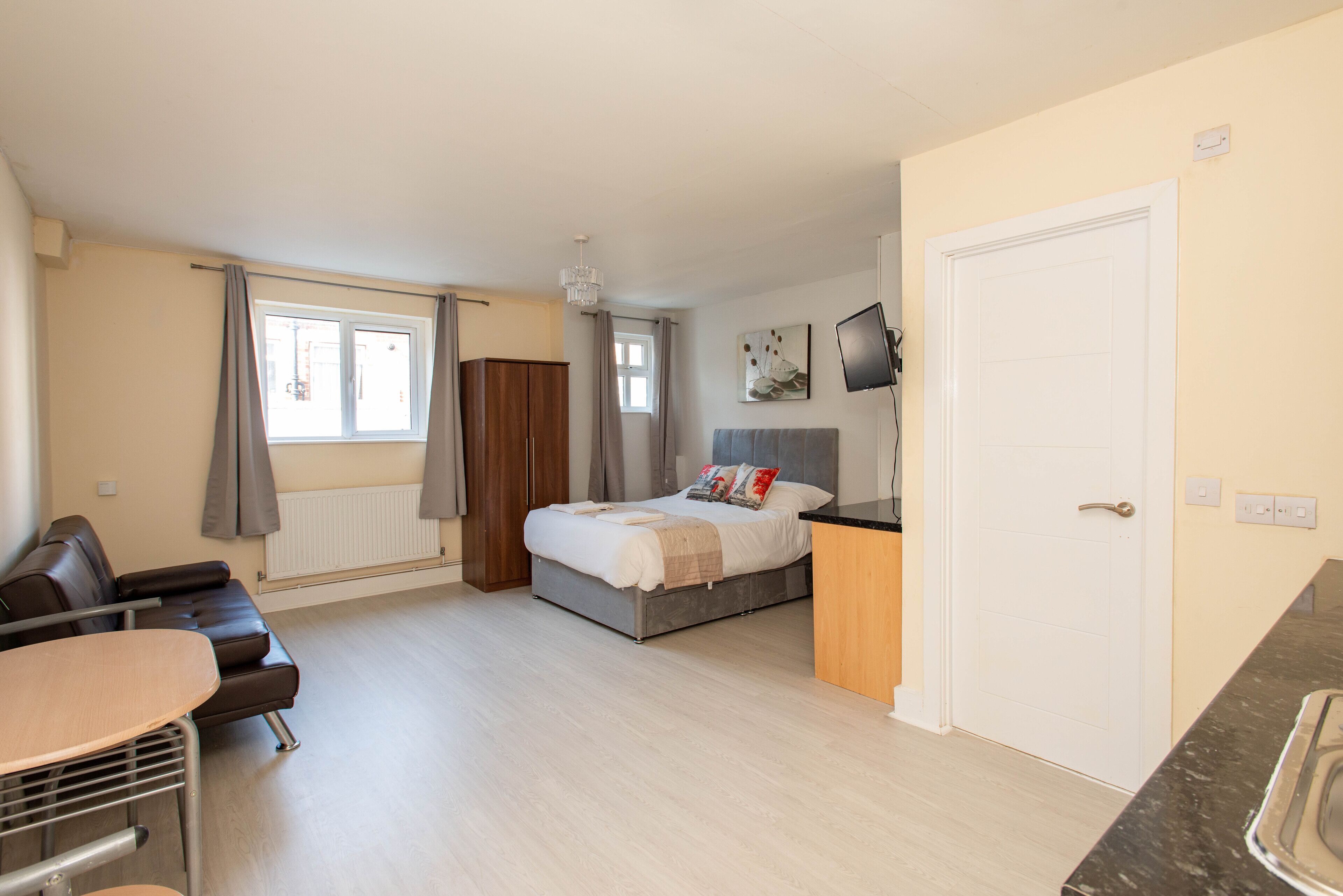 *REDUCED* *REFURBISHED* Studio (1) 25 mins to London Bridge