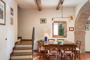 Deluxe Villa | Dining room
