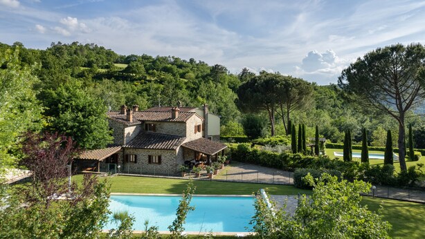 A stone house with a swimming pool, surrounded by lush greenery and trees. -  Il Mulino Di Vogognano by Geco Vacation Rentals (Subbiano)
